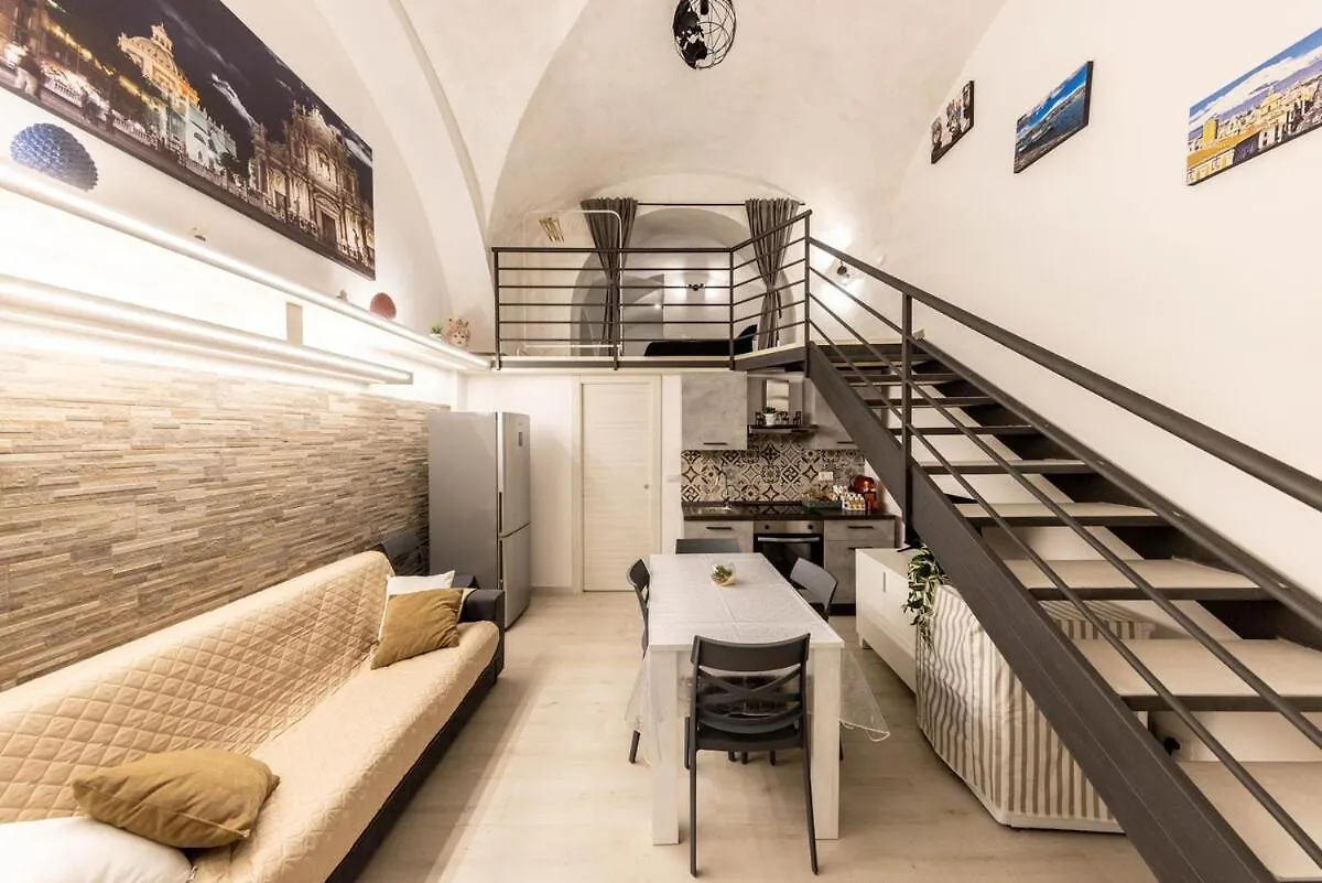 Apartment For 6 With Jacuzzi In The Center Of Catania Italy